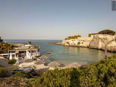 ...contrapponendosi al millenario Castello di Santo Stefano che sorge sull�altra sponda dell�insenatura